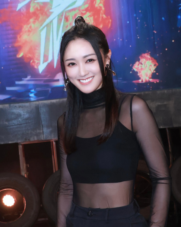 张宝儿晒全家福意外泄喜讯疑怀第3胎！肚凸凸孕味浓惹揣测4年抱3想追女