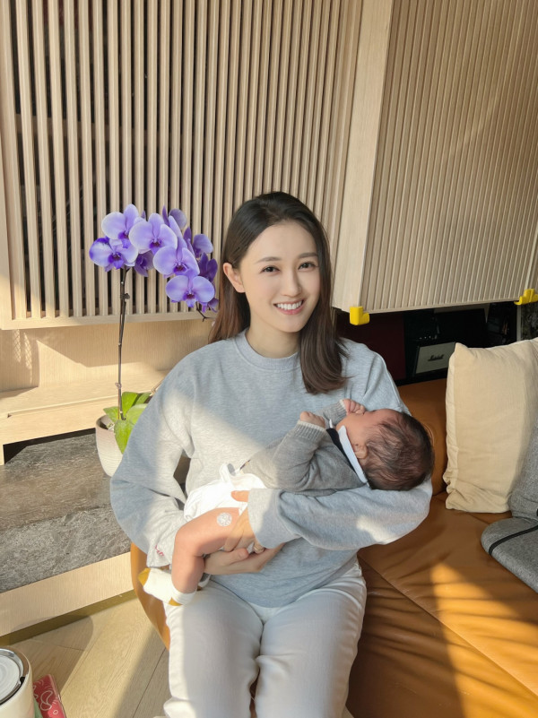张宝儿晒全家福意外泄喜讯疑怀第3胎！肚凸凸孕味浓惹揣测4年抱3想追女