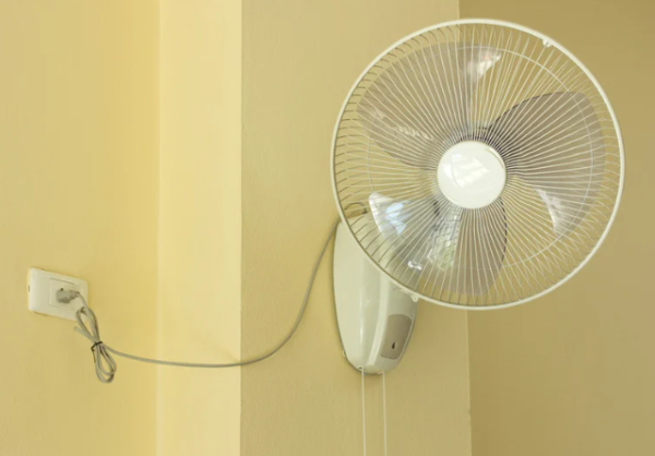 夏天風扇長開隨時著火！9成人洗風扇都洗錯呢個位！機電署揭4大隱形起火盲點：隨時短路燒焦！
