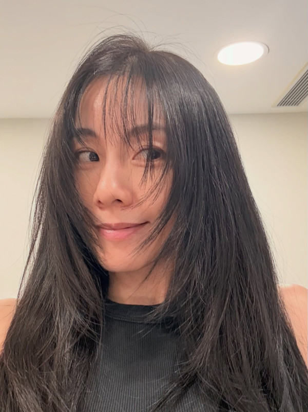 鄧麗欣酷熱夏天剪空氣瀏海告別中分！新髮型竟惹兩極反應：扮後生VS少女感