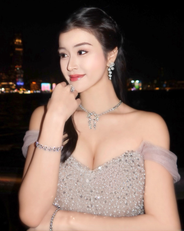 港姐冠军陈煦凝晒超少布三点式震撼OP!现场大胆解放汤碗胸反差感超强