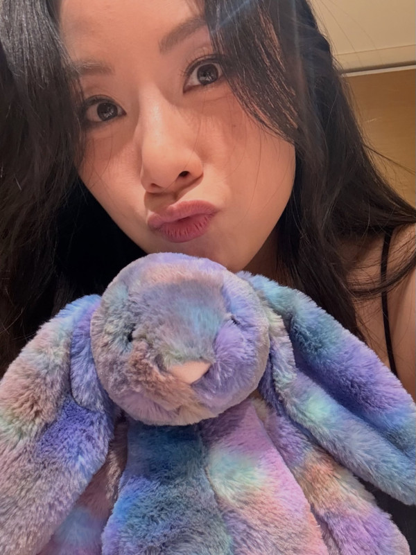 鄧麗欣酷熱夏天剪空氣瀏海告別中分！新髮型竟惹兩極反應：扮後生VS少女感