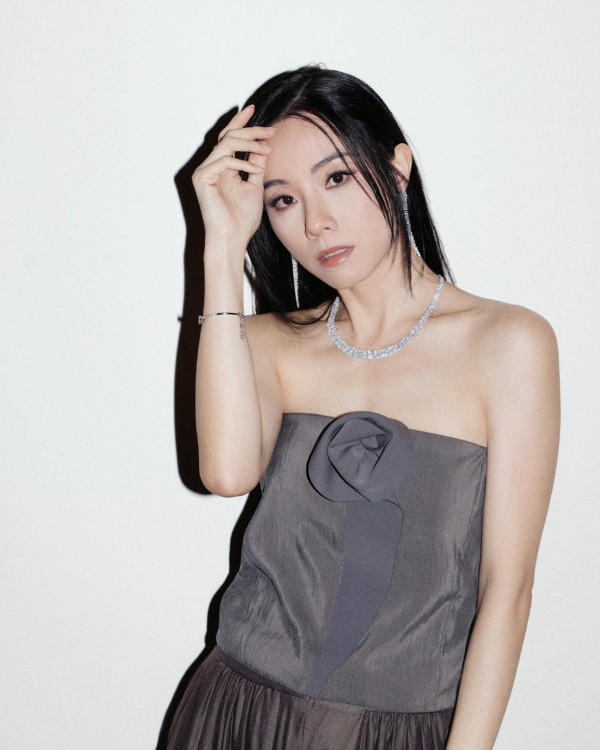 鄧麗欣激罕性感暴露側胸直逼走光！心機熟女曲線震撼網民：42歲派福利