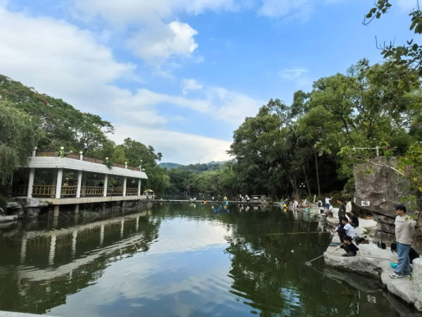 深圳羅湖新地標！東湖公園湖光塔日夜景超靚 19.5米高白色螺旋塔＋360度觀景台 
