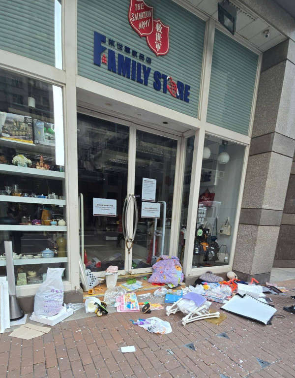 假善心真自私?救世軍驚變垃圾中轉站 衣物散滿地網民怒轟:開咗門先好捐