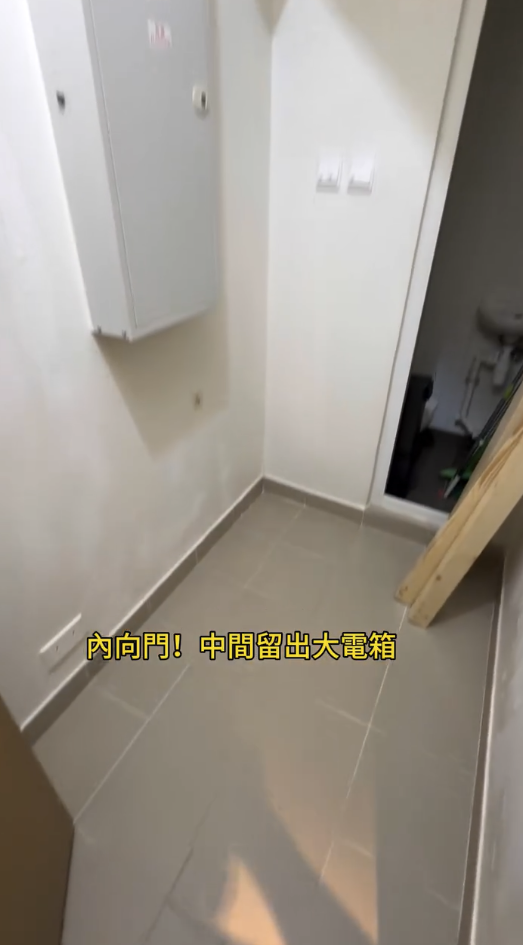 從影片可見，房間無窗亦無冷氣，格局呈三尖八角，形狀猶如一條改裝走廊。（截圖：Facebook）
