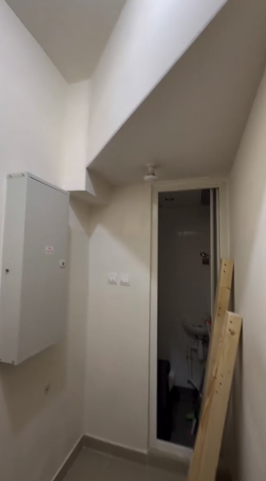 牆身中央更設有大型電箱。（截圖：Facebook）