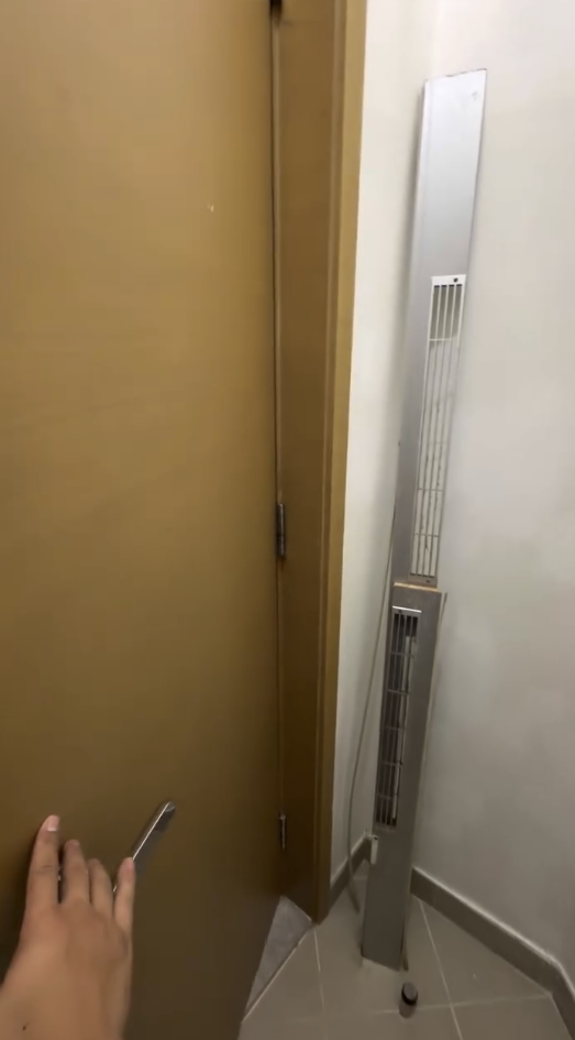 房門採用內開設計，進一步壓縮原本已十分有限的活動空間。（截圖：Facebook）