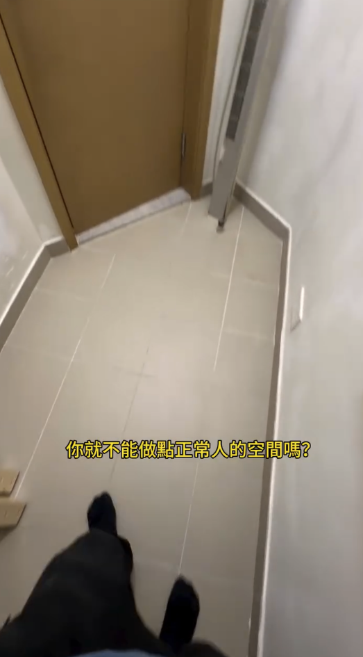 房門採用內開設計，進一步壓縮原本已十分有限的活動空間。（截圖：Facebook）