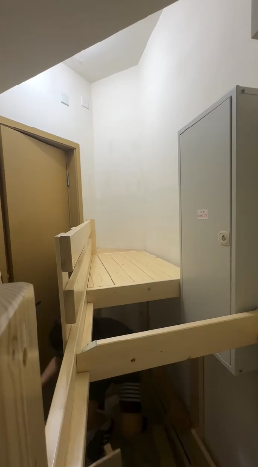 極限改造工人房？床架「遷就」電箱最窄僅50cm。（截圖：Facebook）