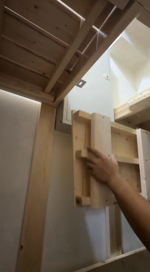 極限改造工人房？床架「遷就」電箱最窄僅50cm。（截圖：Facebook）