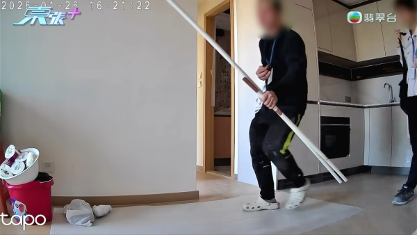 元朗新楼盘未入住先变“水舞间” 镜柜打钉刺穿水管引发瀑布！赔偿9万拉锯3个月