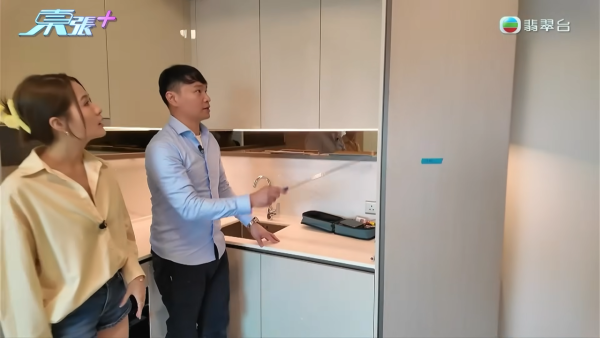 元朗新楼盘未入住先变“水舞间” 镜柜打钉刺穿水管引发瀑布！赔偿9万拉锯3个月