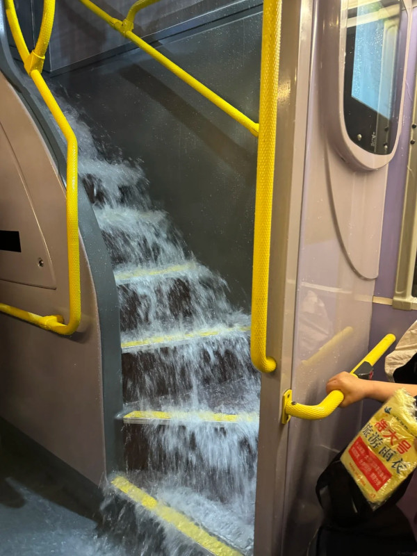 浪漫觀光變水上樂園!香港「落日飛車」暴雨驚現大瀑布 網民笑:1個價錢玩齊呢樣
