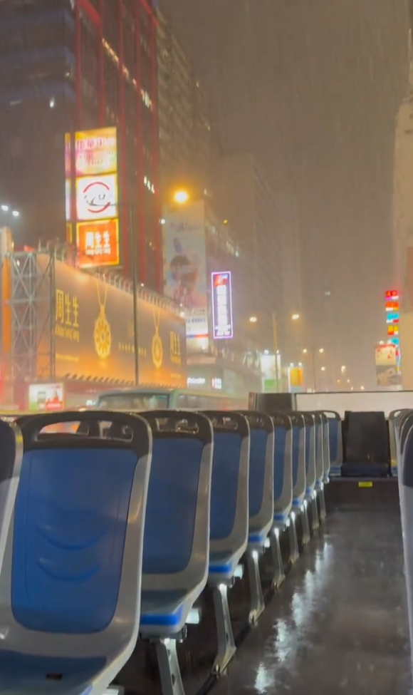 浪漫觀光變水上樂園！香港「落日飛車」暴雨驚現大瀑布 網民笑：1個價錢玩齊呢樣