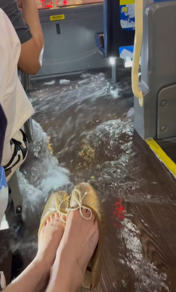浪漫觀光變水上樂園！香港「落日飛車」暴雨驚現大瀑布 網民笑：1個價錢玩齊呢樣