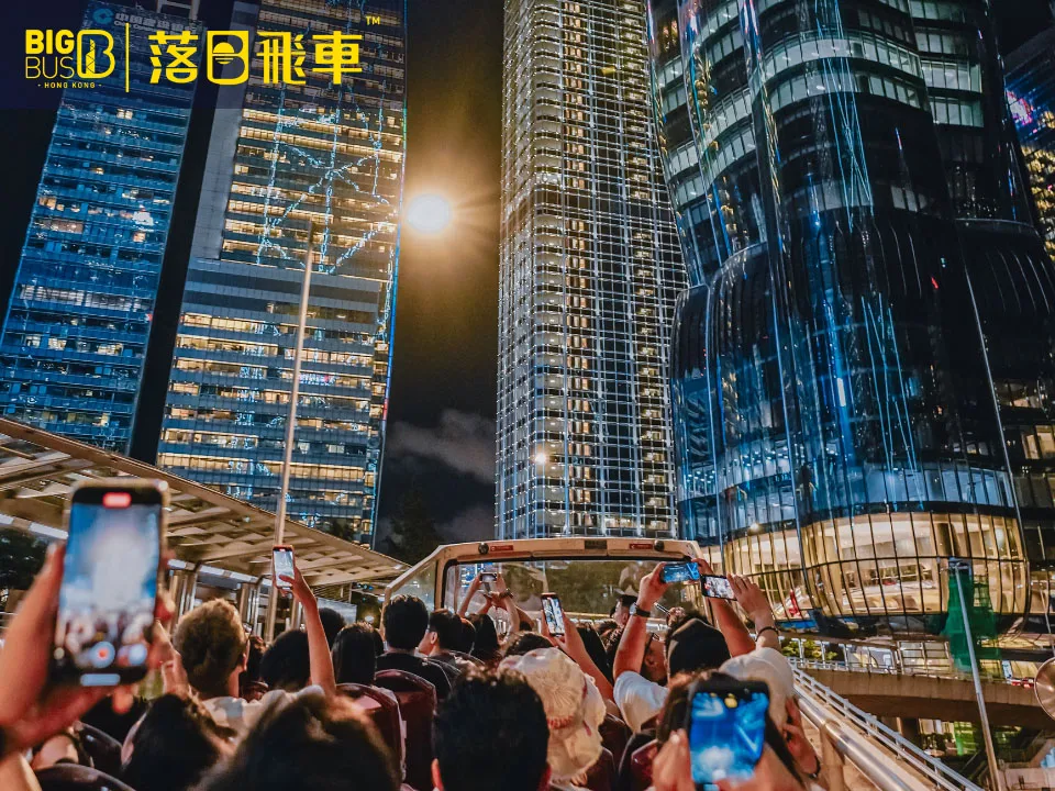 浪漫觀光變水上樂園!香港「落日飛車」暴雨驚現大瀑布 網民笑:1個價錢玩齊呢樣