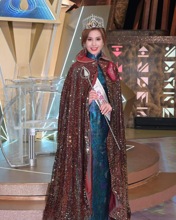 前港姐冠軍宋宛穎雙胞胎細妹神科畢業！頂級顏值靚過明星家姐獲封「最美醫生」