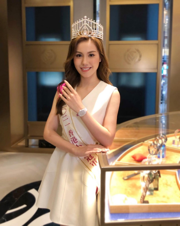 前港姐冠軍宋宛穎雙胞胎細妹神科畢業！頂級顏值靚過明星家姐獲封「最美醫生」