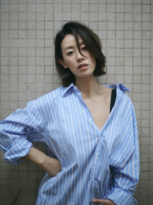 43歲人妻真空大解放胸形展露無遺！一動作雙重走光上下失守震撼眼球