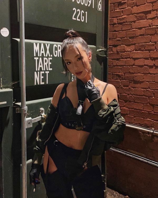 千禧女神退圈後罕有晒性感黑bra近照！魔鬼身材不輸全盛期：完全冇變過