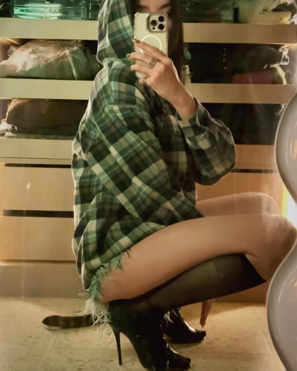 千禧女神退圈後罕有晒性感黑bra近照！魔鬼身材不輸全盛期：完全冇變過