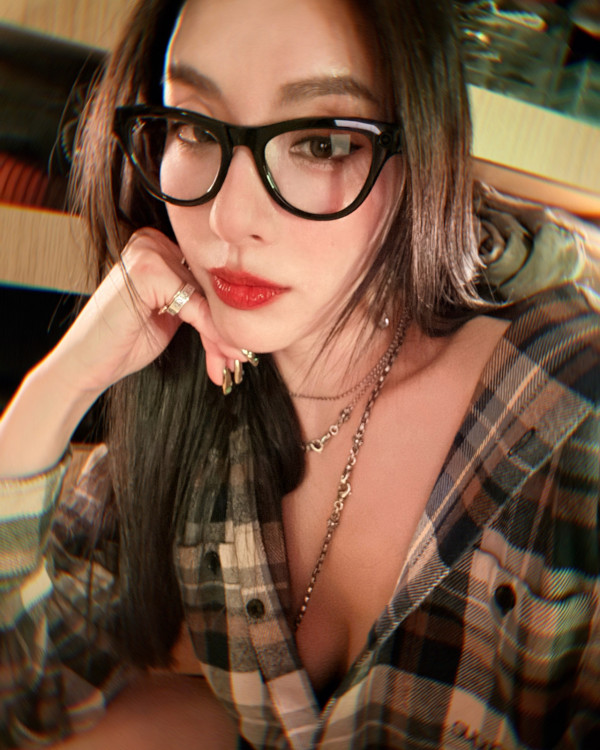 千禧女神退圈後罕有晒性感黑bra近照！魔鬼身材不輸全盛期：完全冇變過