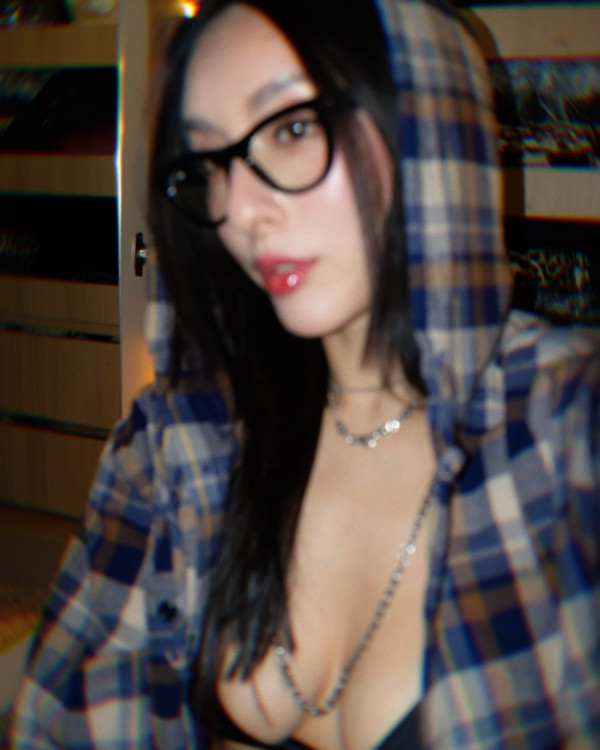 千禧女神退圈後罕有晒性感黑bra近照！魔鬼身材不輸全盛期：完全冇變過