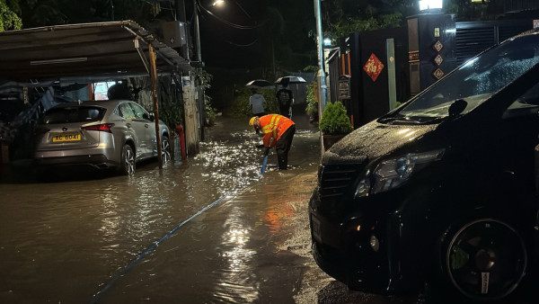 本港今年首發黑雨!多區驚現嚴重水浸 馬路變「汪洋」!渠務署派「龍吸水」出動 附水浸求助熱線