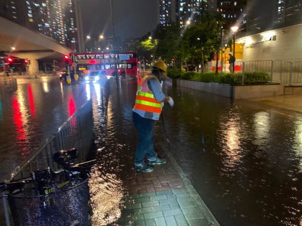 本港今年首發黑雨！多區驚現嚴重水浸 馬路變「汪洋」！渠務署派「龍吸水」出動 附水浸求助熱線