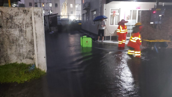 本港今年首發黑雨！多區驚現嚴重水浸 馬路變「汪洋」！渠務署派「龍吸水」出動 附水浸求助熱線