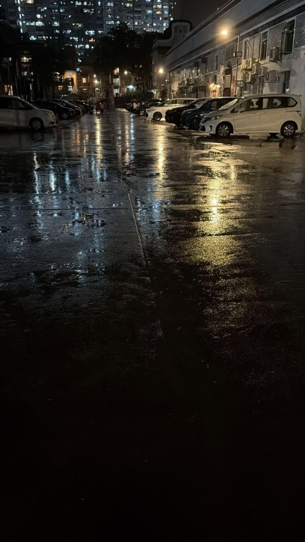 本港今年首發黑雨！多區驚現嚴重水浸 馬路變「汪洋」！渠務署派「龍吸水」出動 附水浸求助熱線