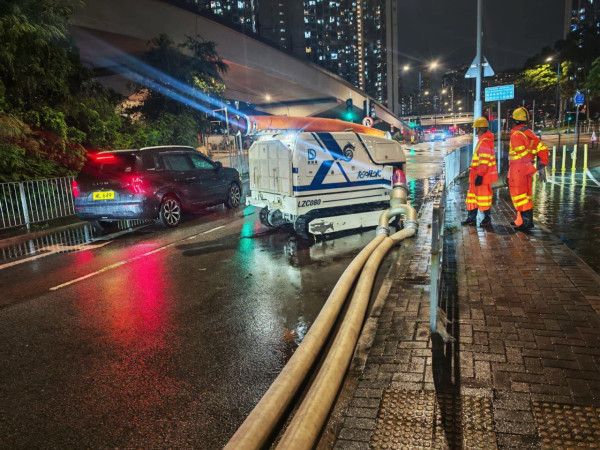 本港今年首發黑雨!多區驚現嚴重水浸 馬路變「汪洋」!渠務署派「龍吸水」出動 附水浸求助熱線