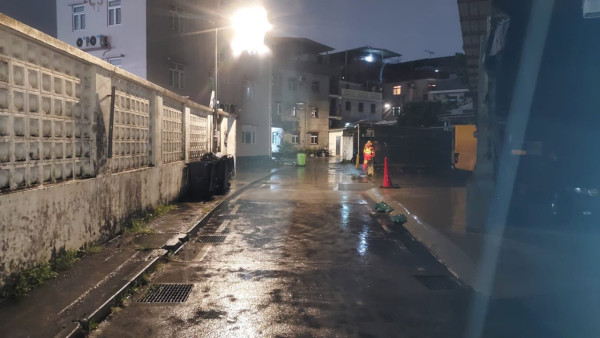 本港今年首發黑雨！多區驚現嚴重水浸 馬路變「汪洋」！渠務署派「龍吸水」出動 附水浸求助熱線