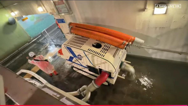本港今年首發黑雨！多區驚現嚴重水浸 馬路變「汪洋」！渠務署派「龍吸水」出動 附水浸求助熱線