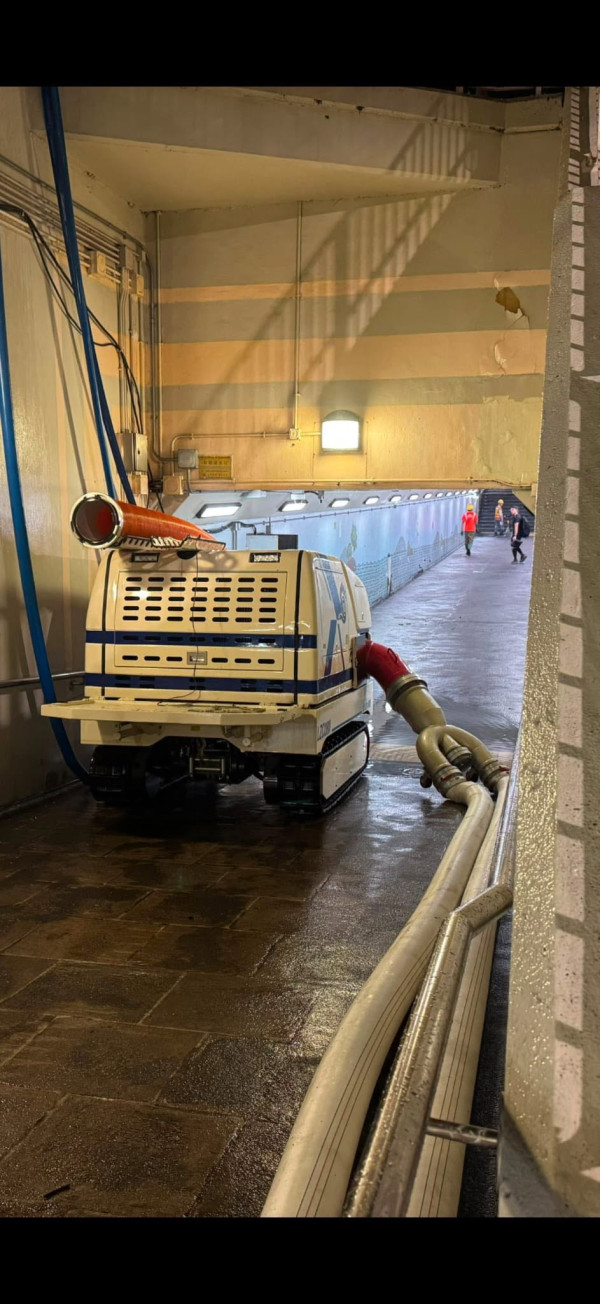 本港今年首發黑雨！多區驚現嚴重水浸 馬路變「汪洋」！渠務署派「龍吸水」出動 附水浸求助熱線