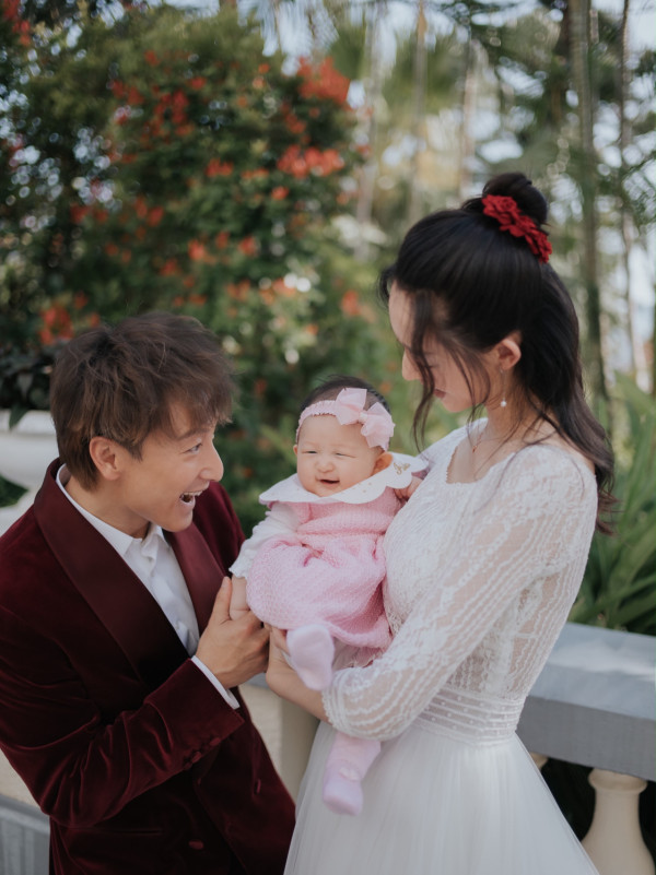 方力申婚后一年香港补拍唯美结婚照!全家福曝光太太叶萱仙级颜值超惊艳