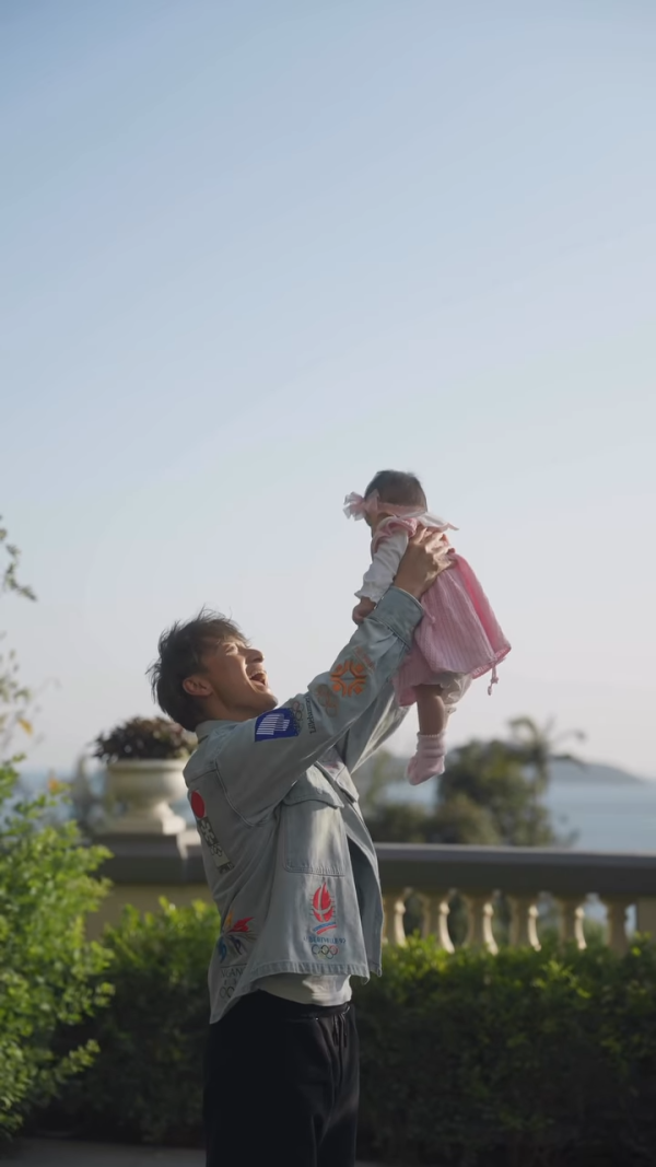 方力申婚后一年香港补拍唯美结婚照！全家福曝光太太叶萱仙级颜值超惊艳