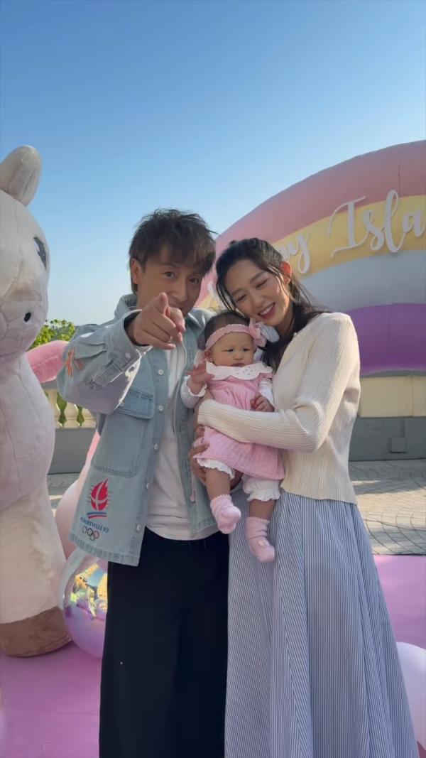 方力申婚后一年香港补拍唯美结婚照！全家福曝光太太叶萱仙级颜值超惊艳