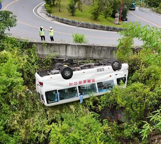 台灣旅遊巴荒郊翻車四輪朝天！16人獲救全靠 iPhone「一保命功能」 即睇開啟教學【外遊必備】