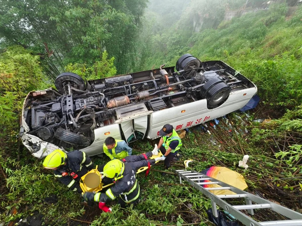 台灣旅遊巴荒郊翻車四輪朝天！16人獲救全靠 iPhone「一保命功能」 即睇開啟教學【外遊必備】