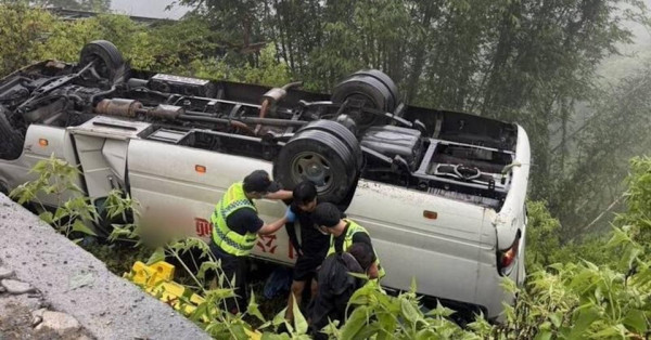 台灣旅遊巴荒郊翻車四輪朝天！16人獲救全靠 iPhone「一保命功能」 即睇開啟教學【外遊必備】