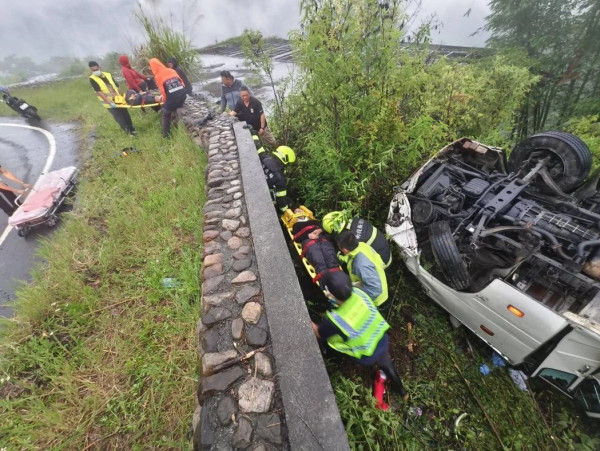 台灣旅遊巴荒郊翻車四輪朝天！16人獲救全靠 iPhone「一保命功能」 即睇開啟教學【外遊必備】