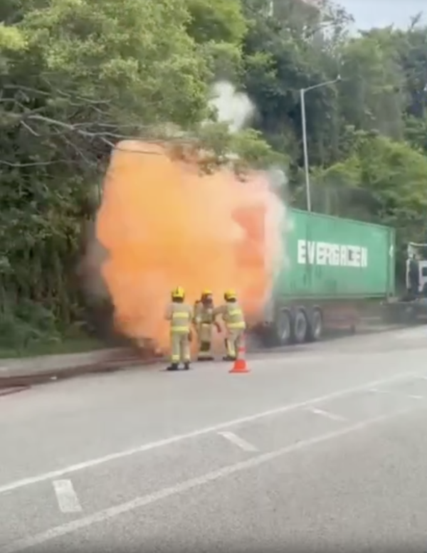 恐怖! 青衣貨櫃車鋰電池起火 消防救援期間尾門突噴巨大火球【有片睇】