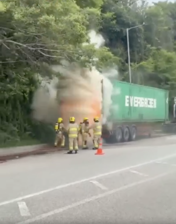 恐怖! 青衣貨櫃車鋰電池起火 消防救援期間尾門突噴巨大火球【有片睇】