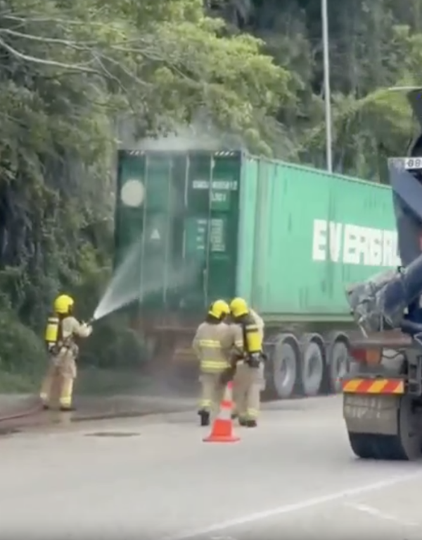 恐怖! 青衣貨櫃車鋰電池起火 消防救援期間尾門突噴巨大火球【有片睇】