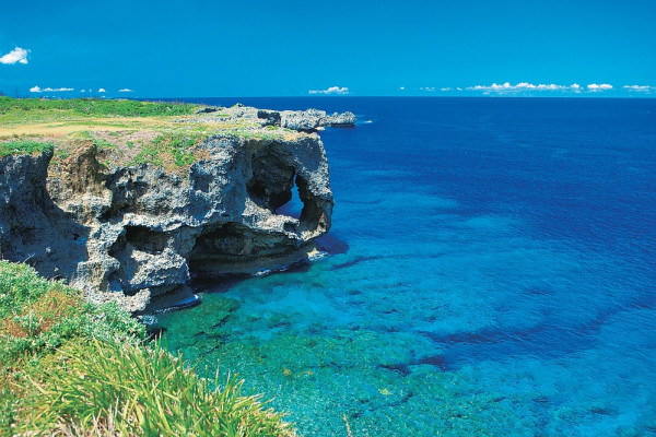 萬座毛,圖片來源:vill.onna.okinawa.jp 日本都市傳說|沖繩萬座毛「象鼻岩」深夜靈異傳聞揭秘!莫名怪風哭聲、幽靈行軍恐怖真相