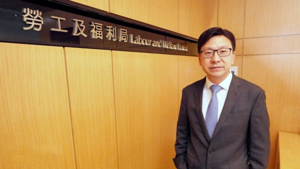 勞福局局長孫玉菡回應「以來港發展為名，產子為實」的情況。