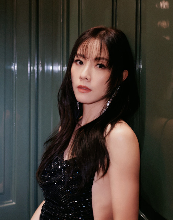 鄧麗欣激罕性感暴露側胸直逼走光！心機熟女曲線震撼網民：42歲派福利