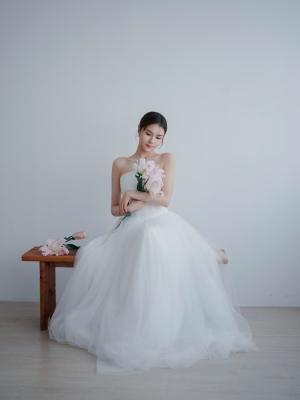 TVB力捧小花IG無預警貼婚紗照!驚傳秘婚自爆情意結:着邊套婚紗好